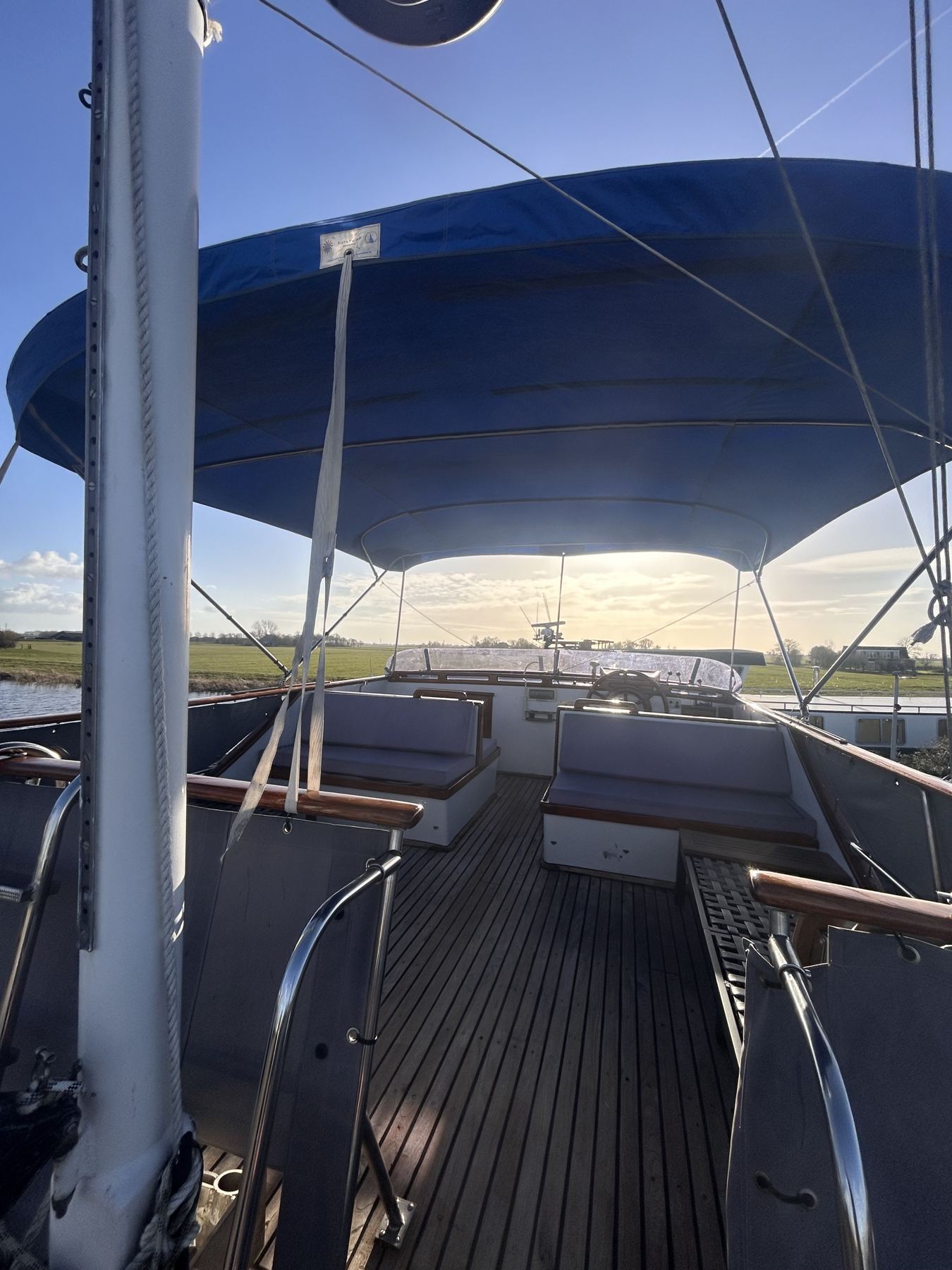 Flybridge mit Bimini und Teakdeck