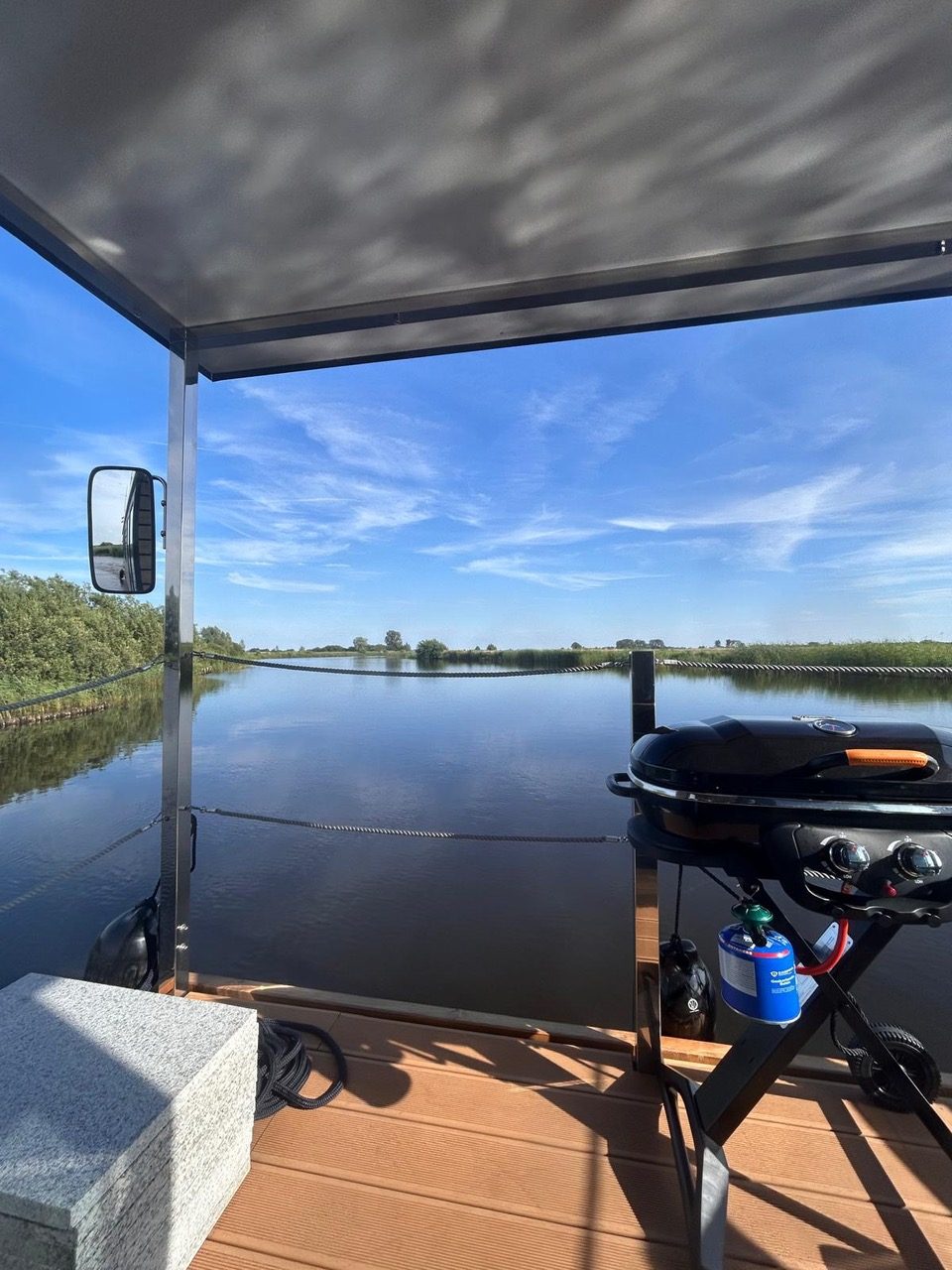 Blick vom überdachten Vordeck aufs ruhige Wasser
